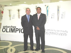 El Dr. Marcos Oviedo, Director General de la AODDV, con el Dr. Antonio Millán en el Museo del Comité Olímpico Venezolano.